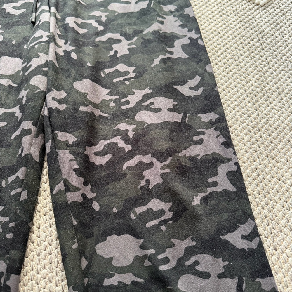Fabletics Camo Joggers Size L - Picture 2 of 3